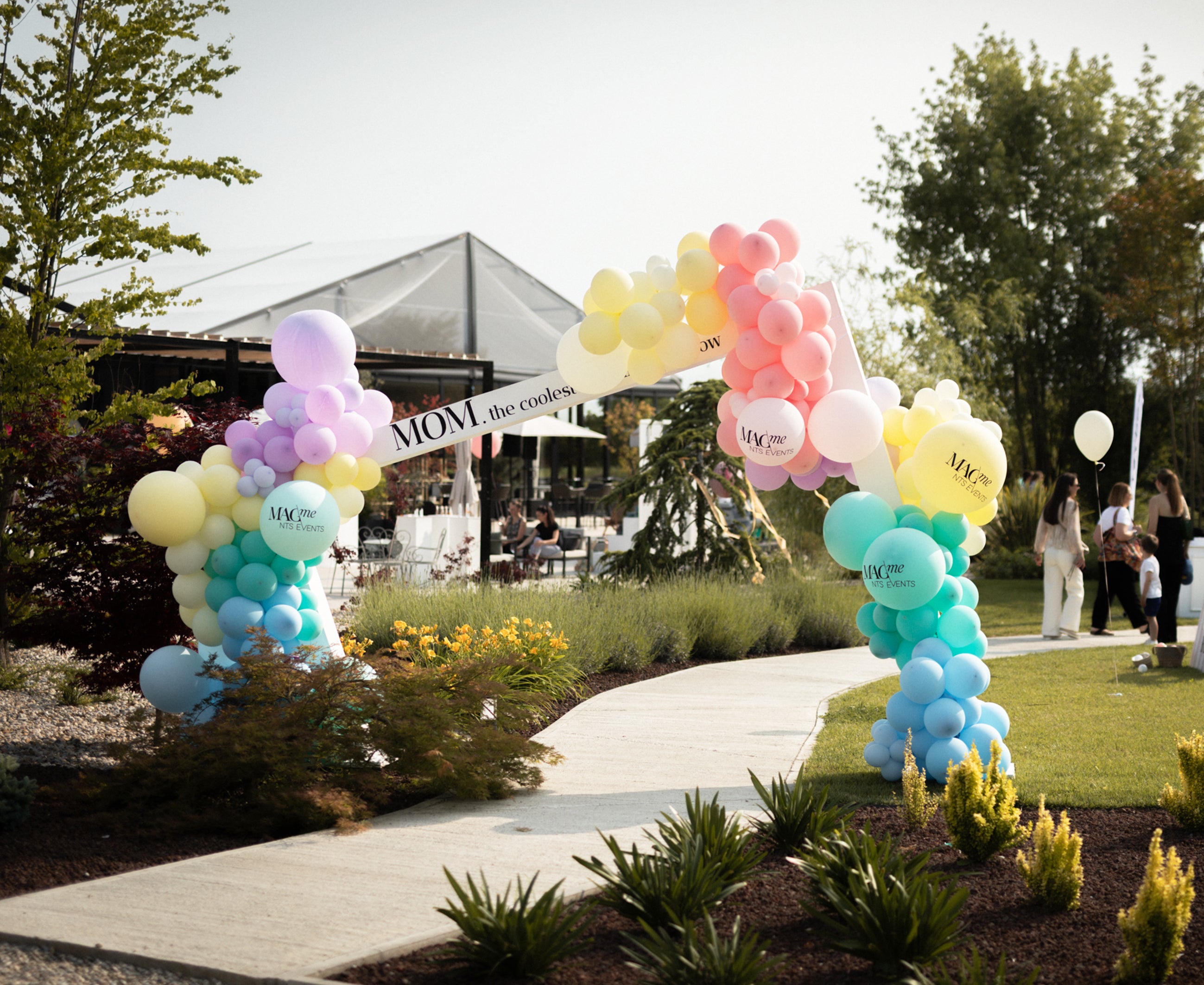 ENTRANCE ARCH Signature